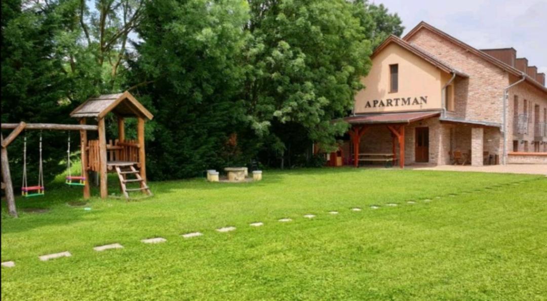 Niki Apartman Gyula Bagian luar foto