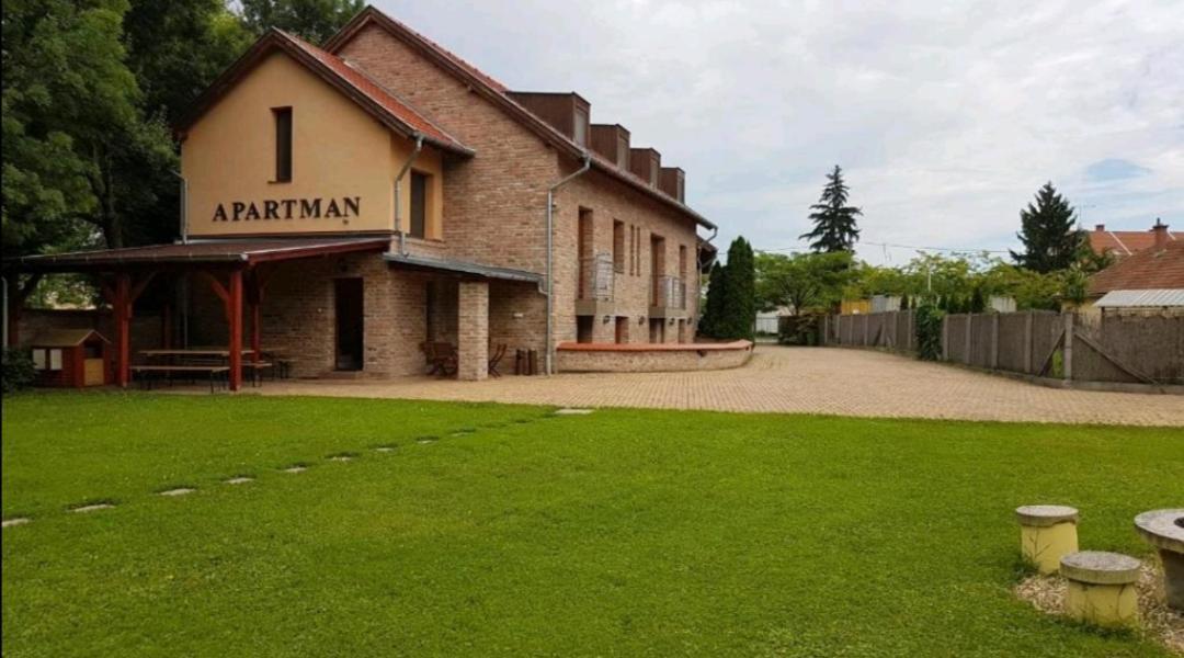 Niki Apartman Gyula Bagian luar foto