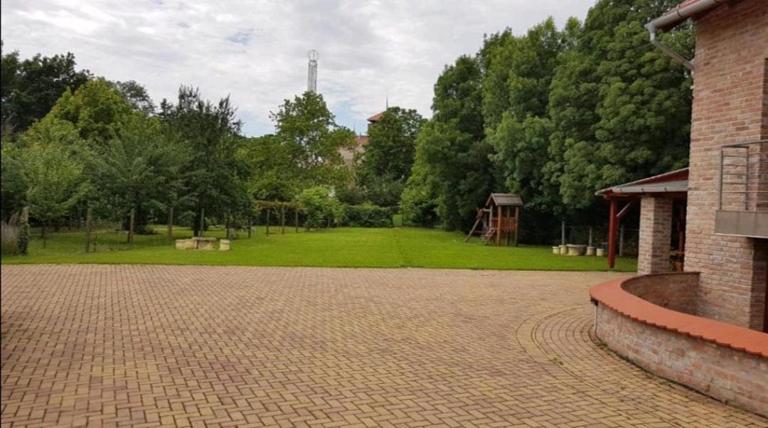 Niki Apartman Gyula Bagian luar foto